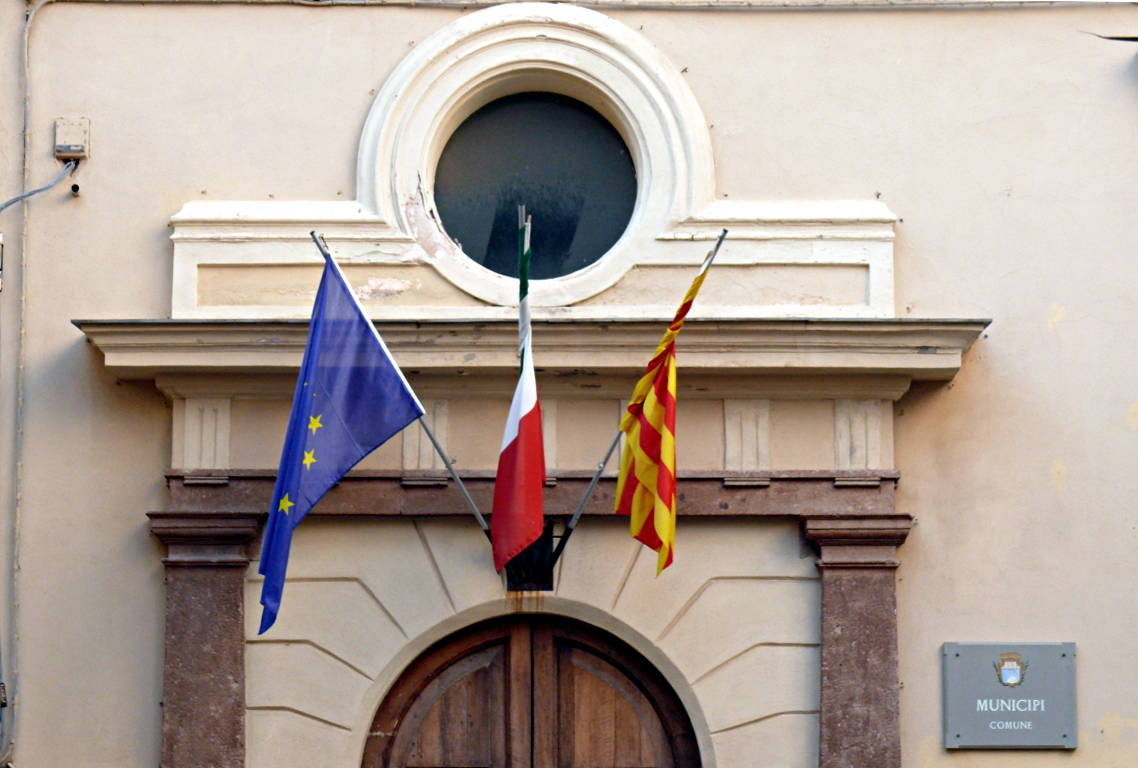 Immagine: Municipio_alghero_bandiere